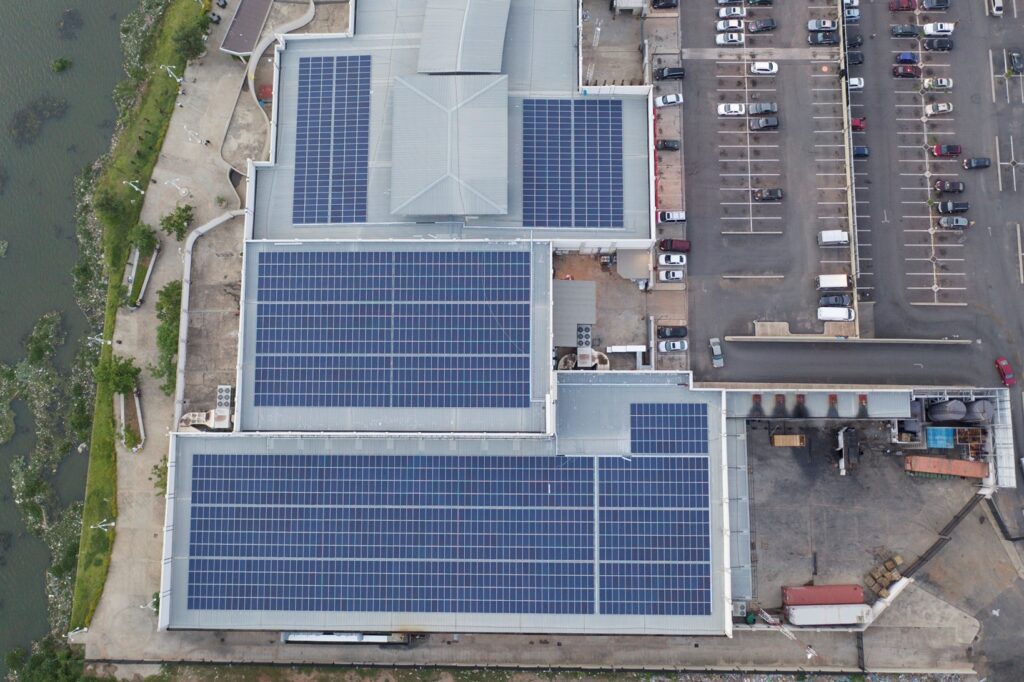Infrastructure Jabi Lake Mall au Nigeria, d&eacute;velopp&eacute;e par CrossBoundary Energy, une branche du fonds CrossBoundary, qui a vocation &agrave; fournir de l&rsquo;&eacute;nergie solaire aux clients commerciaux et industriels (C&I) en Afrique. - &copy;&nbsp;CrossBoundary