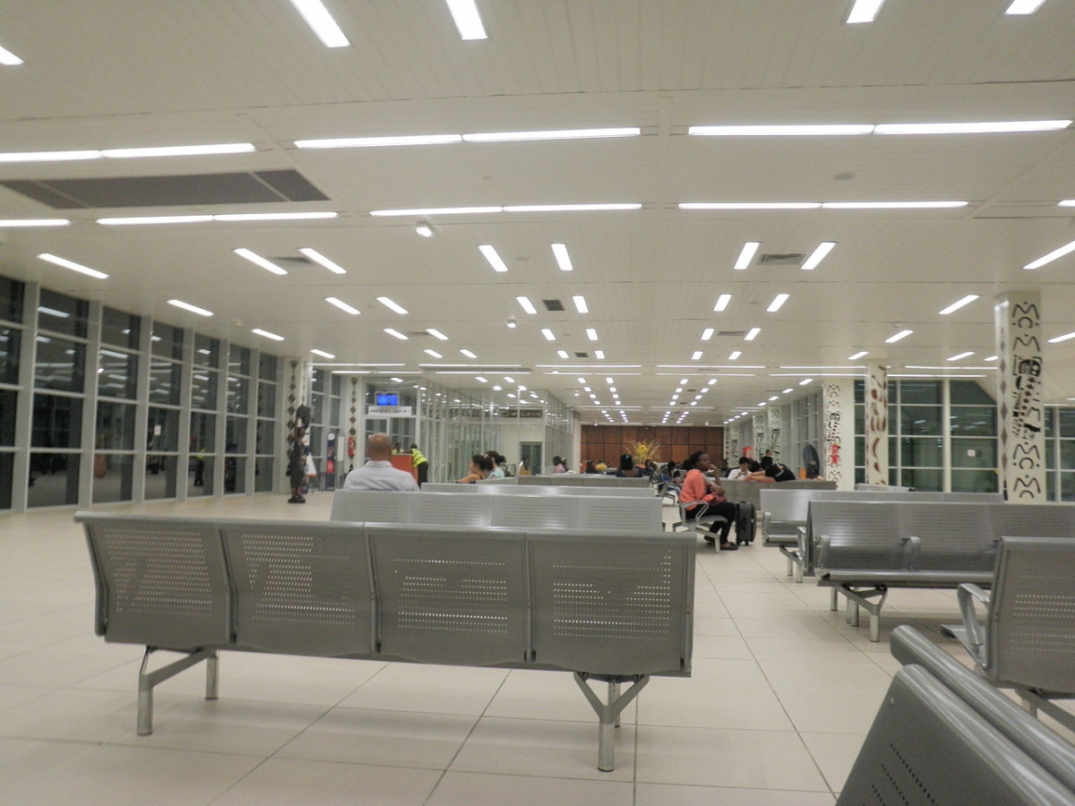 Hall de d&eacute;part de l'a&eacute;roport international de Gbessia &agrave; Conakry (R&eacute;publique de Guin&eacute;e), en 2012 - &copy; Joelguinea/Wikip&eacute;dia