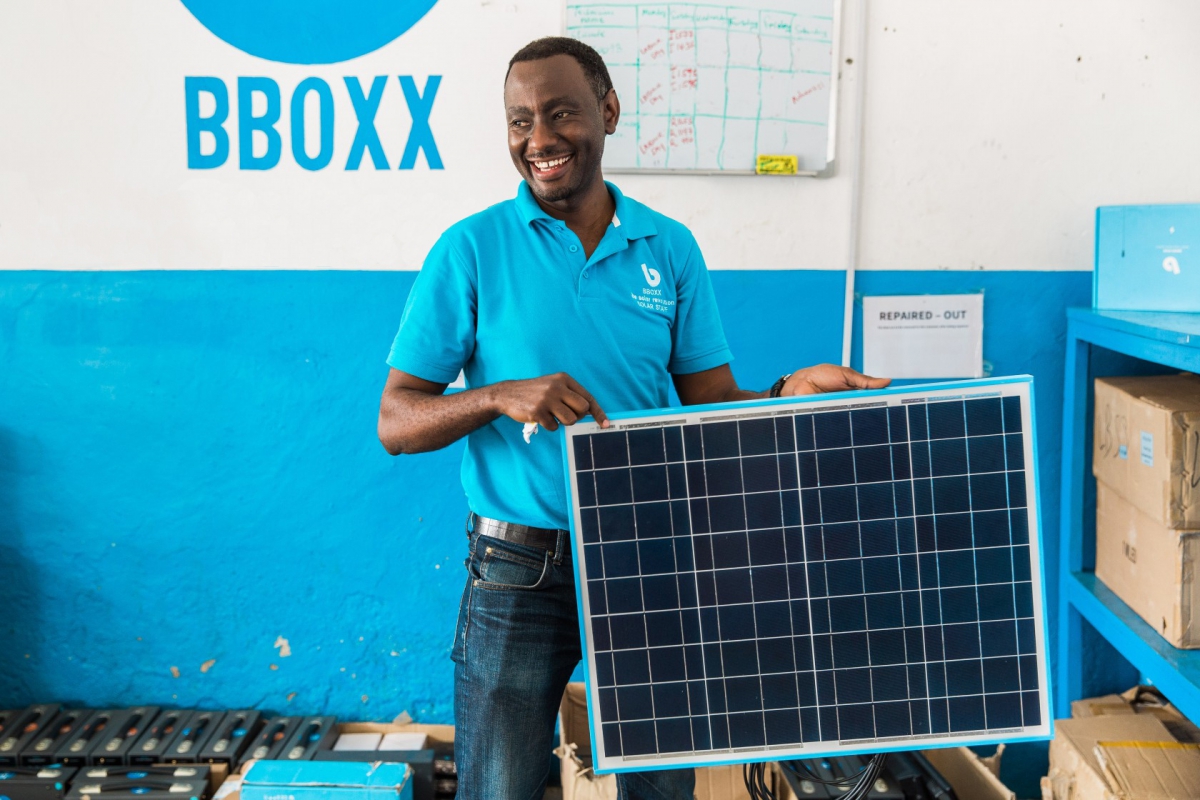 Salarié de BBOXX dans une zone rurale du Rwanda - © Power Africa Salarié de BBOXX dans une zone rurale du Rwanda - © Power Africa