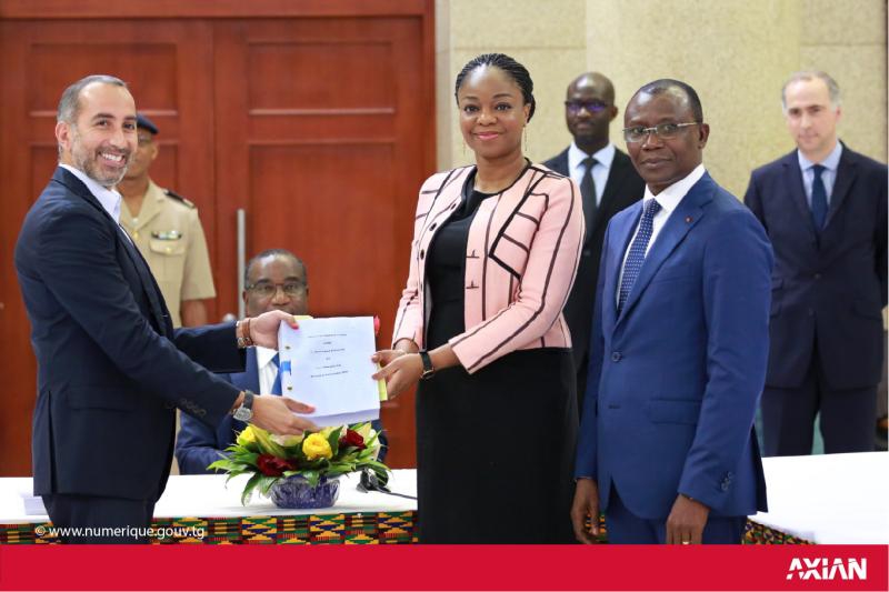 Signature de l'acquisition de 51 % de l'op&eacute;rateur Togocom par le consortium Agou Holding, repr&eacute;sent&eacute; par Hassanein Hiridjee, P-dg du conglom&eacute;rat malgache Axian (&agrave; gauche). - &copy; Axian/&Eacute;tat togolais