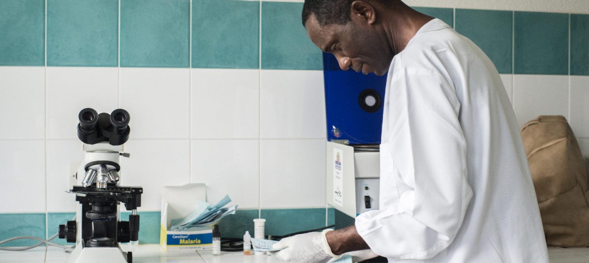 Un médecin soutenu par l'AFD en RDC. L'Agence a lancé dès le 2 avril l'initiative « Covid-19 - Santé en commun », au bénéfice principalement de pays d'Afrique et du Moyen-Orient. - © Patricia Willocq / AFD Un médecin soutenu par l'AFD en RDC. L'Agence a lancé dès le 2 avril l'initiative « Covid-19 - Santé en commun », au bénéfice principalement de pays d'Afrique et du Moyen-Orient. - © Patricia Willocq / AFD