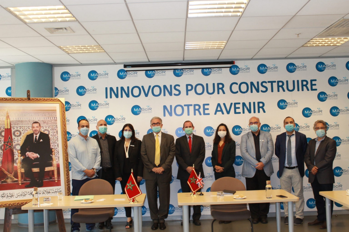 Signature de l'accord de partenariat pour les tests de diagnostics épidémiologiques entre la Fondation marocaine MAScIR et le britannique Mologic, en présence de l'ambassadeur du Royaume-Uni au Maroc. - © MAScIR Signature de l'accord de partenariat pour les tests de diagnostics épidémiologiques entre la Fondation marocaine MAScIR et le britannique Mologic, en présence de l'ambassadeur du Royaume-Uni au Maroc. - © MAScIR